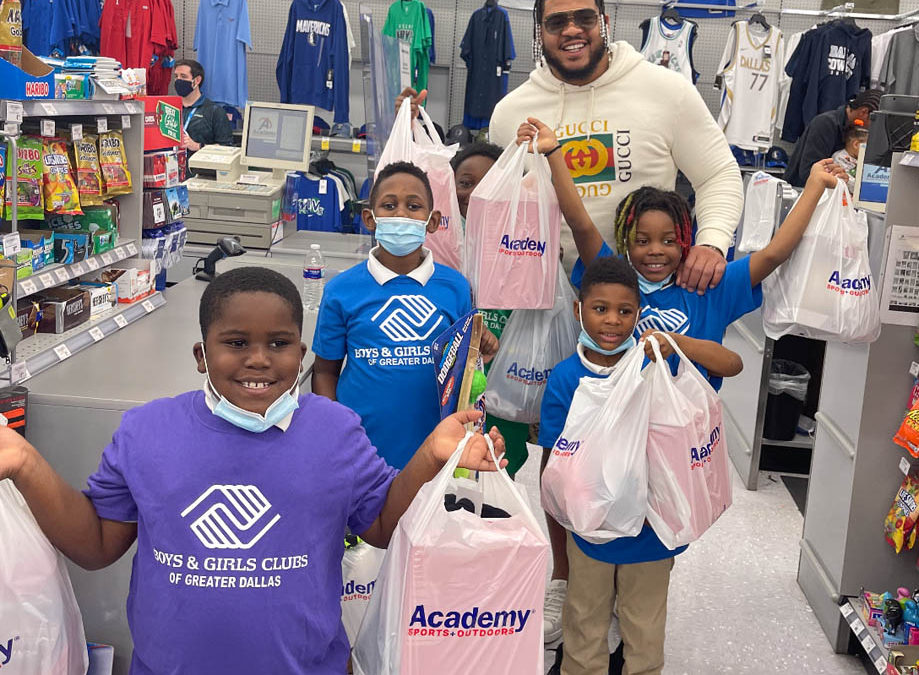 Cowboys RT La’el Collins Gives Christmas Gift To Himself — By Giving Back To Local Kids